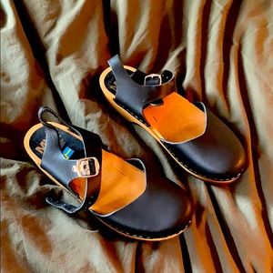 Adorable black strappy clogs.